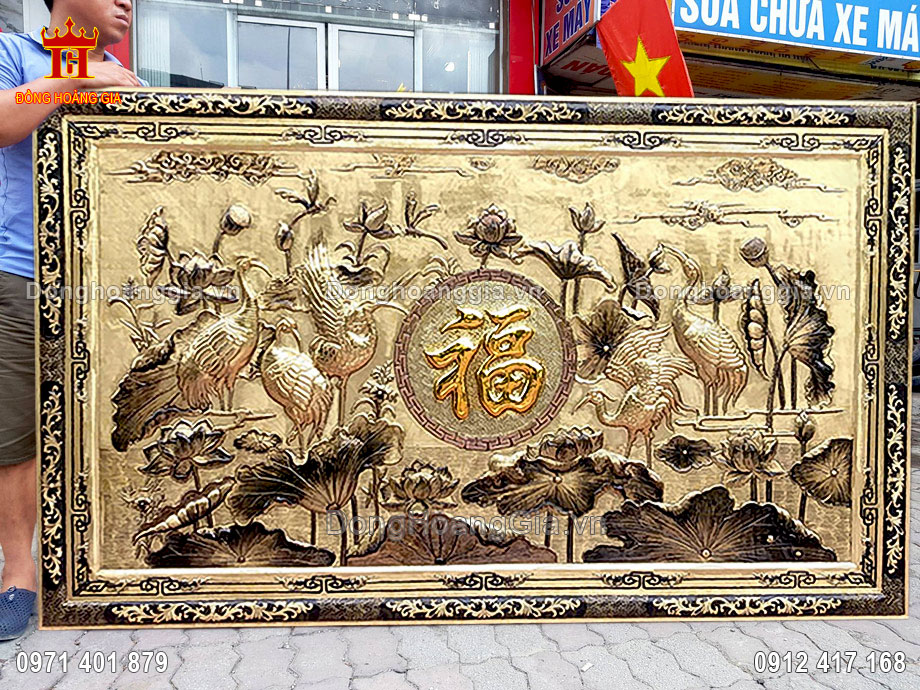 Bức tranh sen hạc chữ phúc bằng đồng được nghệ nhân chế tác thủ công truyền thống